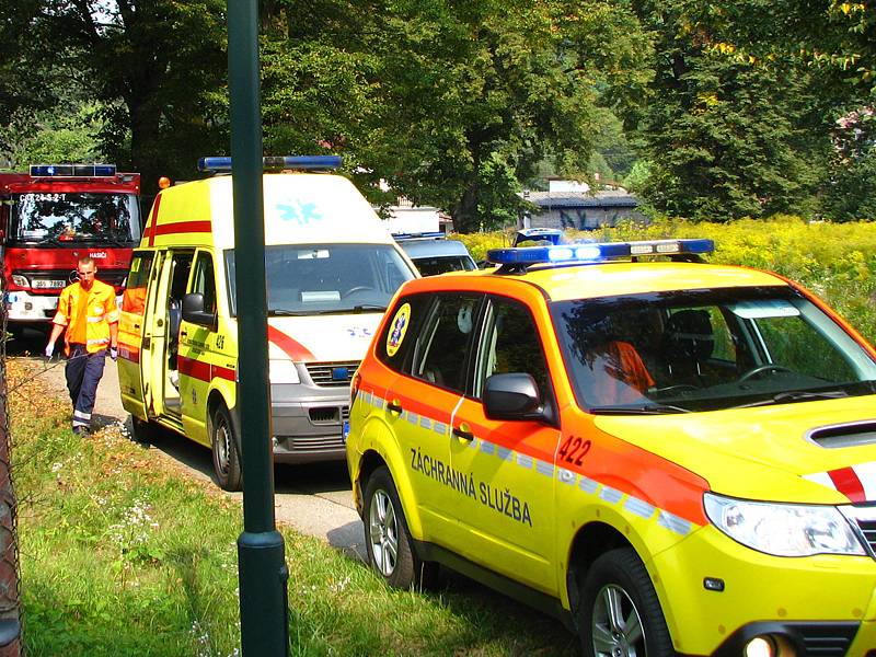 Srážka osobního auta a motorového vlaku  ve Zlenicích.