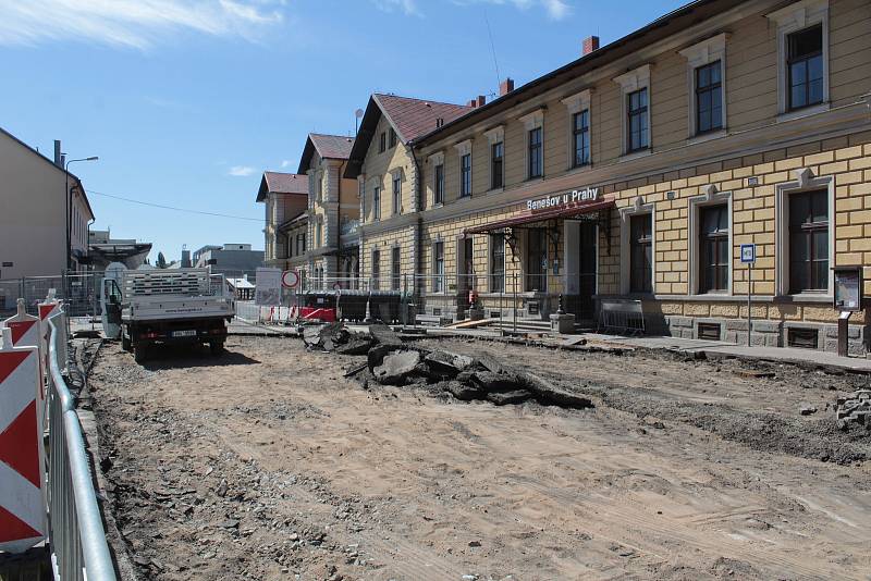 Výstavba okružní křižovatky u benešovské sokolovny.