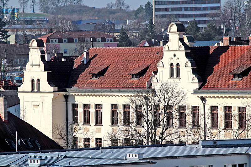 Benešov při pohledu ze střechy kostela sv. Anny - gymnázium.