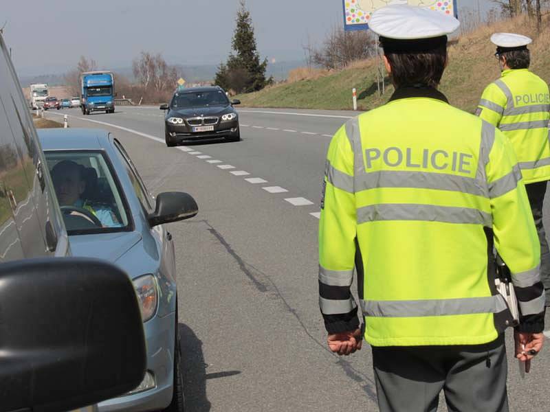 Rychlé jezdce stíhaly dálniční SuperB, VW Passat a Ford Mondeo. Nebezpečené předjíždění hlásila posádka vrtulníku a rychlost měřil také radar benešovské dopravní policie.