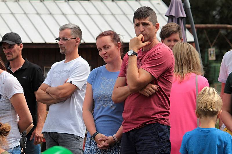 Rozlučková zahradní slavnost v benešovské MŠ U kohouta Sedmipírka.