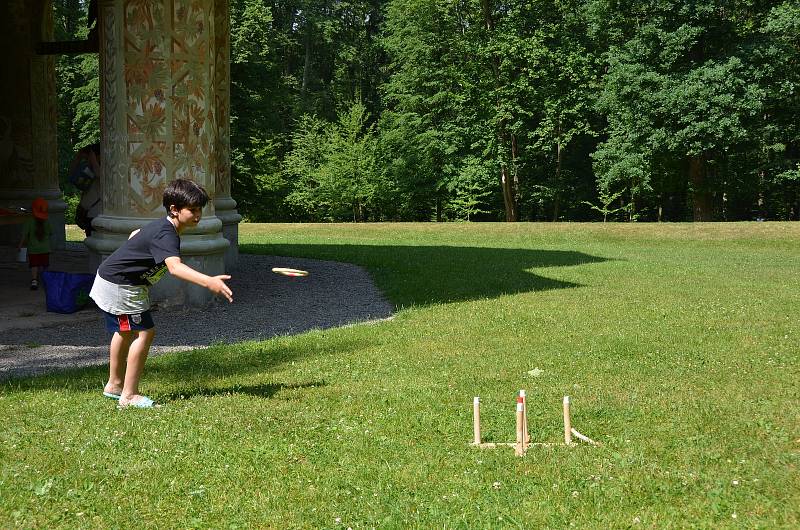 Děti si u Čínského pavilonu vyzkoušely nejen lanovou dráhu, ale také různé soutěžní disciplíny či netradiční bubny.