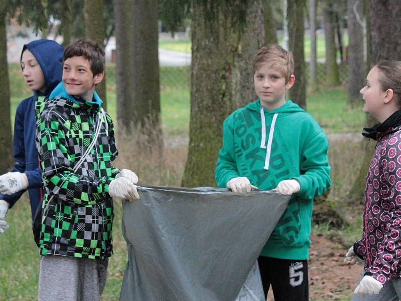 Školáci ze ZŠ Dukelská uklízeli nepořádek v  Konopišťském parku.