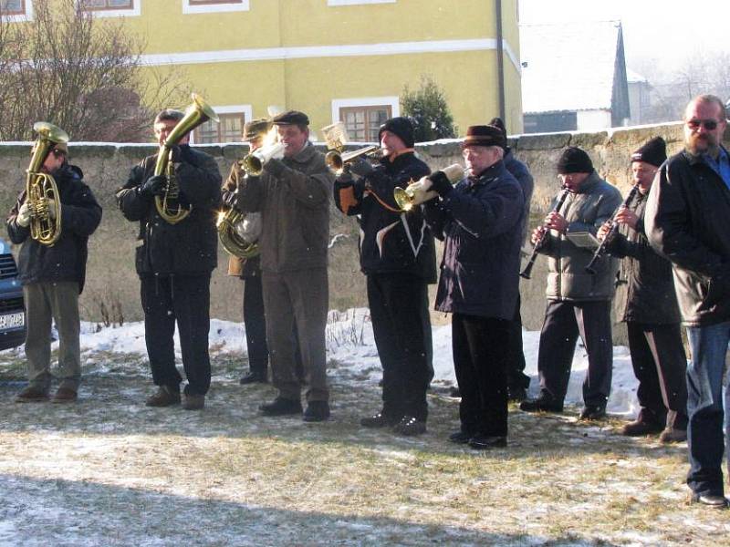 Pohřeb známého baskytaristy skupiny Katapult Jiřího „Dědka“ Šindeláře se uskutečnil v sobotu 10. ledna v kostele sv. Jakuba v Čechticích