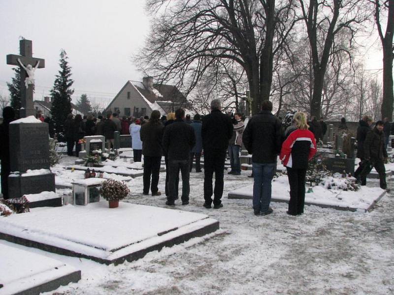 Pohřeb známého baskytaristy skupiny Katapult Jiřího „Dědka“ Šindeláře se uskutečnil v sobotu 10. ledna v kostele sv. Jakuba v Čechticích