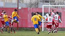 První jarní kolo ČFL - Štěchovice (v červenobílém) porazily doma po obratu Benešov 2:1.