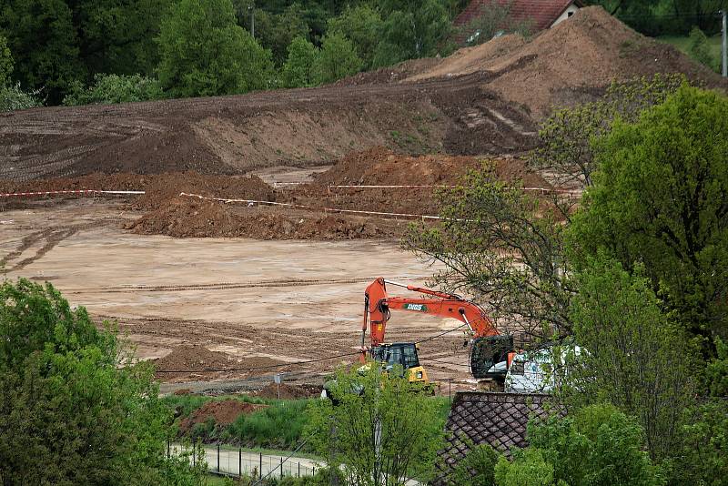 Olbramovice a okolí z dominanty obce, věže kostela Všech svatých.