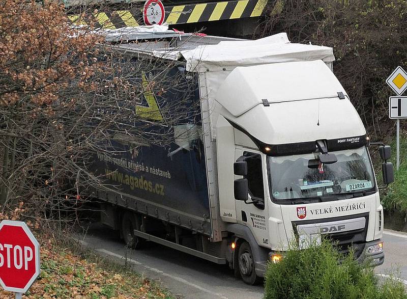 Mosty na silnici I/3 projdou do opravou která má skončit na začátku září. Poškozuje je těžká doprava na nich i pod nimi. Například v Máchově ulici už uvízla řada kamionů.