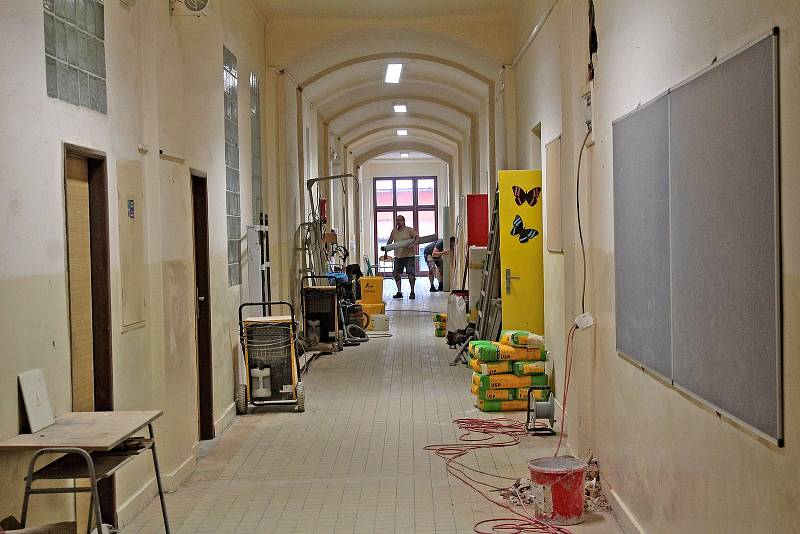 Chodby a třídy staré budovy ZŠ Votice jsou týden před začátkem nového školního roku 2022/2023 staveništěm.