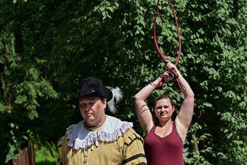 Jak těžký život byl ve středověku, se mohli přesvědčit návštěvníci 5. ročníku Historického festivalu, který se konal v sobotu 31. července na tvrzi Mrač na Benešovsku.