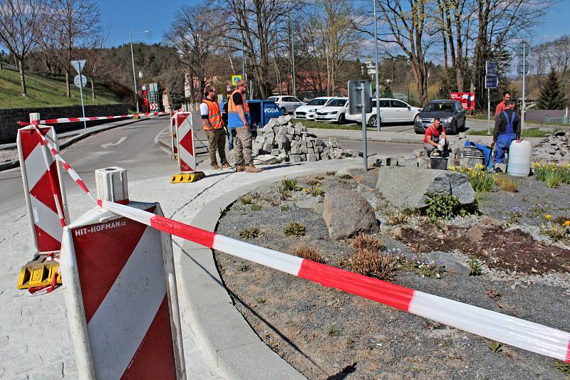 Oprava okružní křižovatky v Týnci končí, auta ale místem bez čekání projedou později.