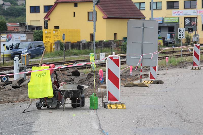 Současná výstavba chodníků v Týnci nad Sázavou. Buduje se v Pražské ulici od přejezdu k nádraží.