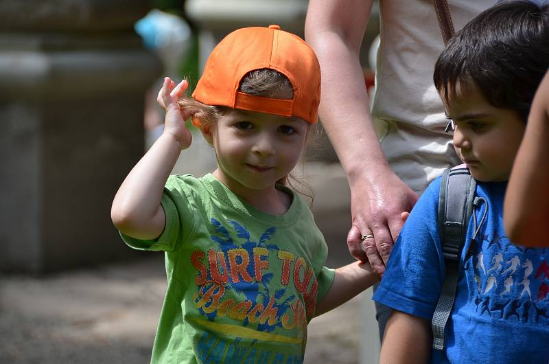 Děti si u Čínského pavilonu vyzkoušely nejen lanovou dráhu, ale také různé soutěžní disciplíny či netradiční bubny.