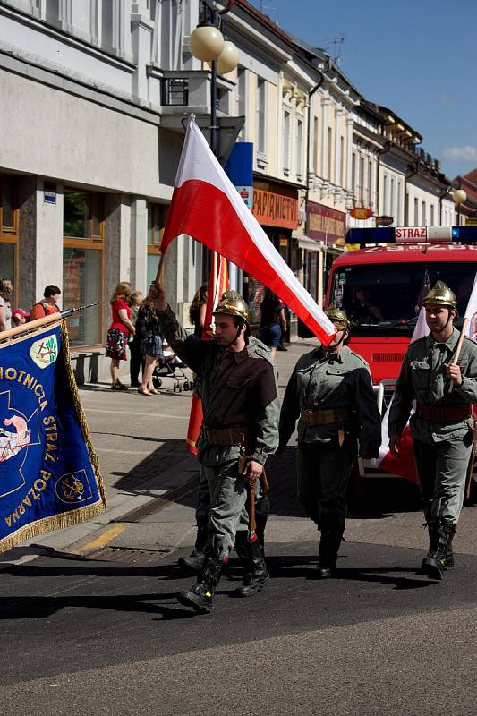 Hasičský den na Konopišti zahájili účastníci na Masarykově náměstí v Benešově.