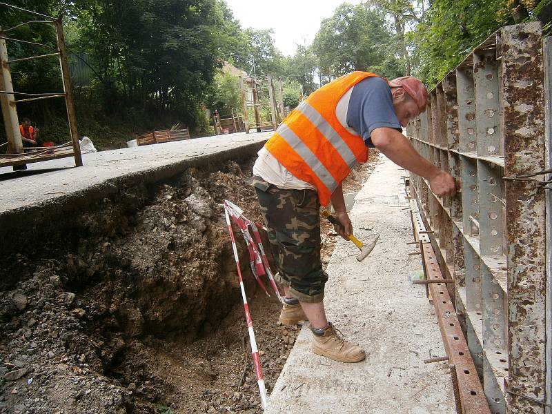 Silnice spojující Vlašim s Domašínem je stále uzavřená. Stavební práce jsou v plném proudu.