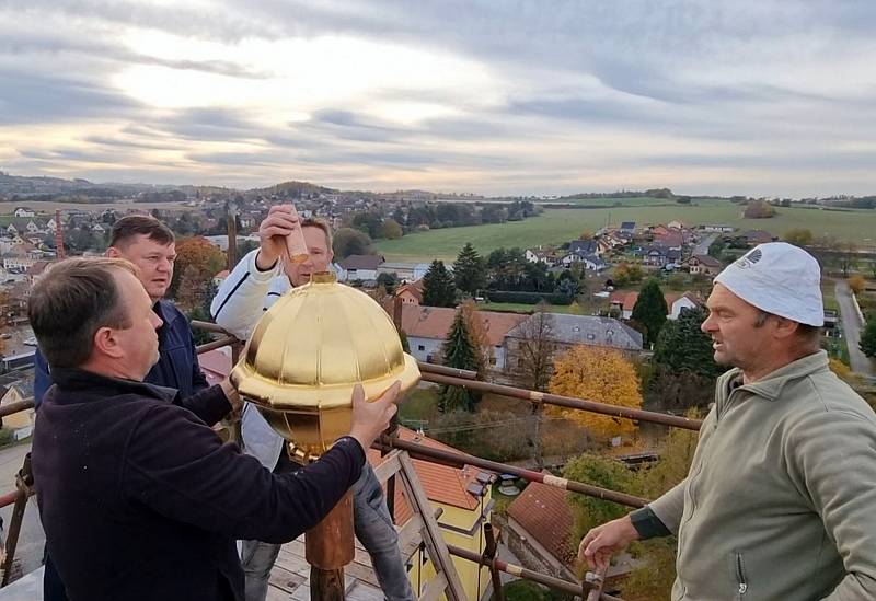 Vzkaz pro budoucí generace čeká ve dvou měděných schránkách umístěných ve zlacené makovici věže kostela Všech svatých v Olbramovicích. Do schránek ho vložil starosta obce Ivan Novák.