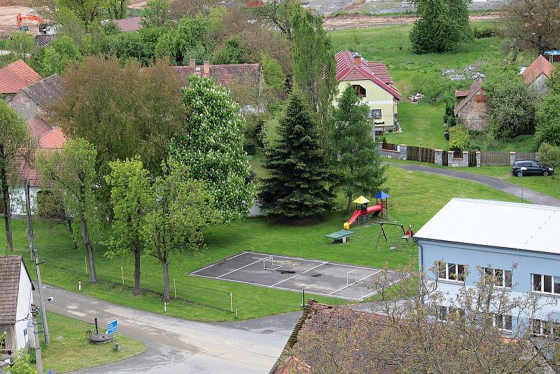 Olbramovice a okolí z dominanty obce, věže kostela Všech svatých.