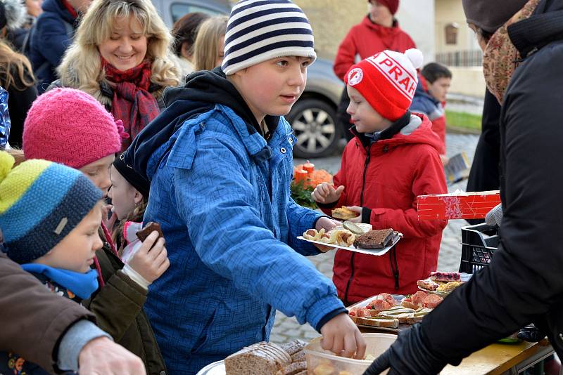 Před kostelem sv. Mikuláše v Benešově bylo v neděli rušno