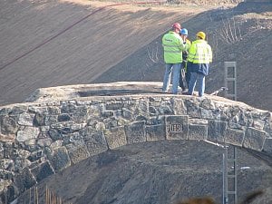 Poslední minuty kamenného mostu z roku 1893 u Nazdic před demolicí.