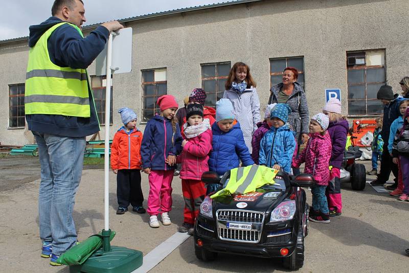 Mobilní hřiště navštívilo obec Ratměřice. Děti si tak mohly vyzkoušet silniční provoz v praxi.