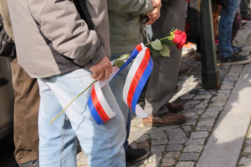 Pamětní plaketa zdobí od úterý 9. května rodný dům významného českého letce a armádního plukovníka Josefa Příhody.