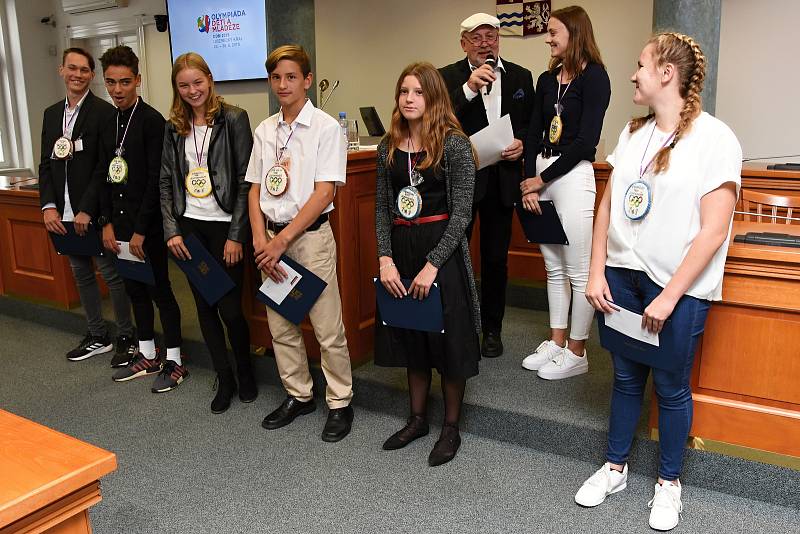 Perníkovými medailemi byli oceněni sportovci, kteří reprezentovali Středočeský kraj v červnu letošního roku na Hrách IX. letní olympiády a mládeže na Liberecku.