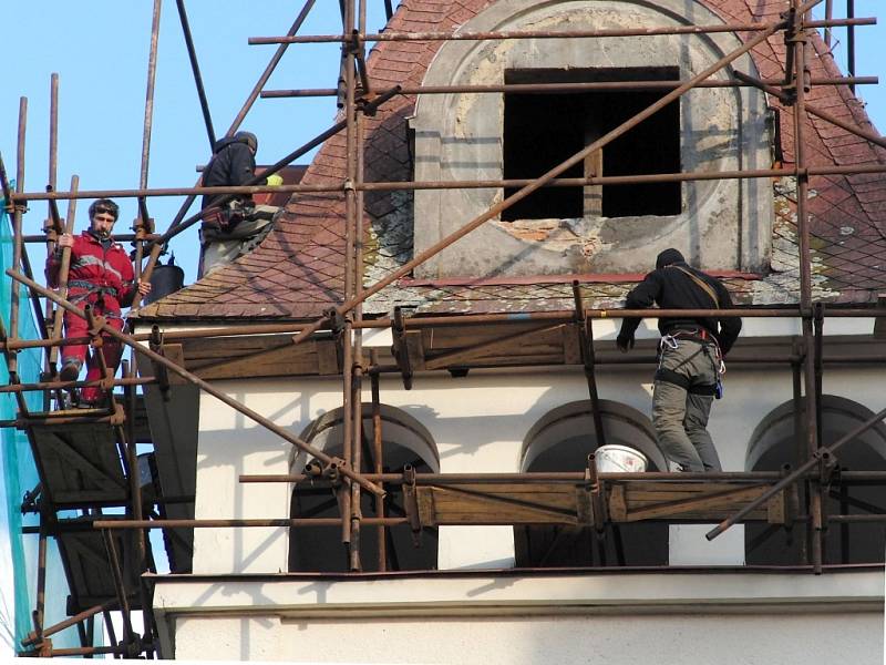 Oprava věže kostela vlašimského Husova sboru.