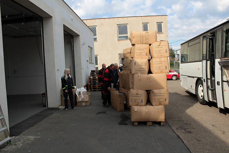Distribuce materiálu na nouzové přežití v Benešově.