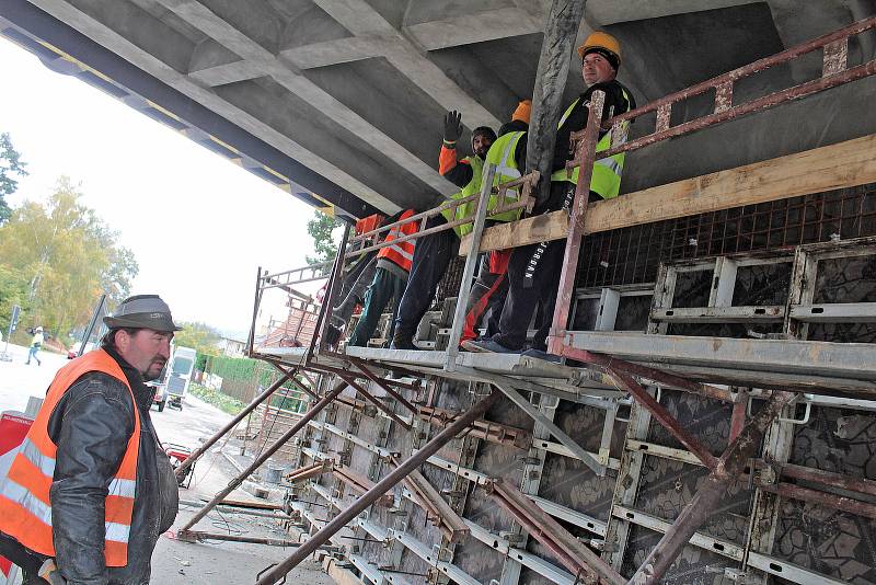 Z opravy mostu na silnici I/3 v Máchově ulici v Benešově.