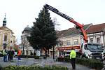 Transport a instalace vánočního stromu na Masarykovo náměstí.