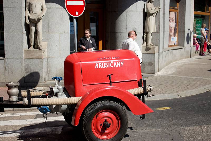 Hasičský den na Konopišti zahájili účastníci na Masarykově náměstí v Benešově.