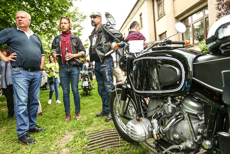 Před startem orientačního závodu veteránů Ondřejovský krpál v Ondřejově na Praze-východ.