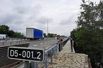 Pátek 8. července patřil posledním pracím na opravovaných mostech dálnice D5.