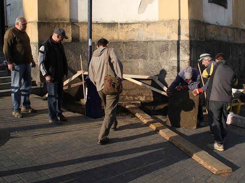 Zemní práce u kostela svaté Anny.