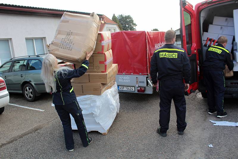 Distribuce materiálu na nouzové přežití v Benešově.