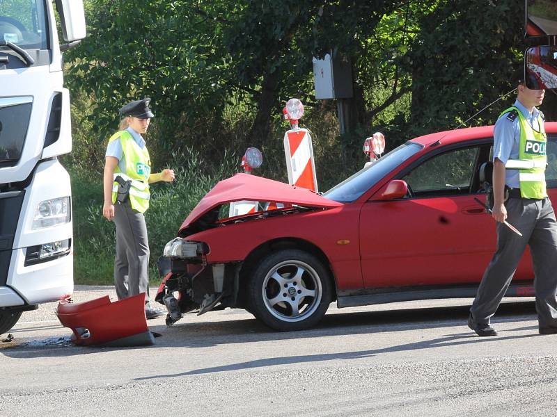 Úterní ranní nehoda na křižovatce týnecké výpadovky u Želatinky.