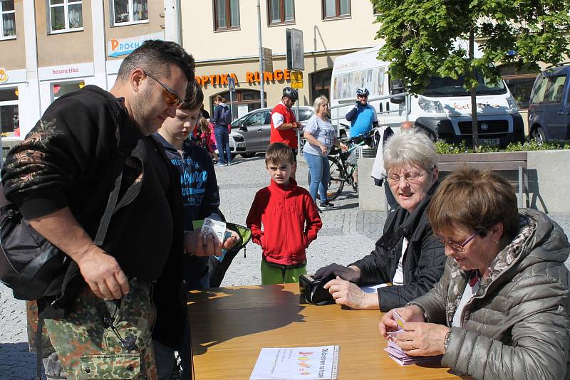 Po cestě byla startovná stanoviště pro turisty, kteří bydleli podél trasy, na Benešovsku to bylo v Týnci nad Sázavou, ve Voticích a také v Miličíně vyšli vozíčkáři a zdravotně hendikepovaní.