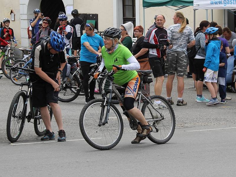 Blanický cyklorytíř 2016 startoval v Louňovicích pod Blaníkem. 