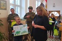 Den s armádou s podtitulem Naše stopy v NATO na Základní škole v Jankově: výherci měli velkou radost z vojenských odměn.