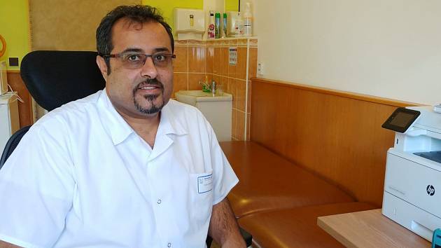 Lékař Rehabilitačního ústavu Kladruby Jehad Al Balol ve své ordinaci.