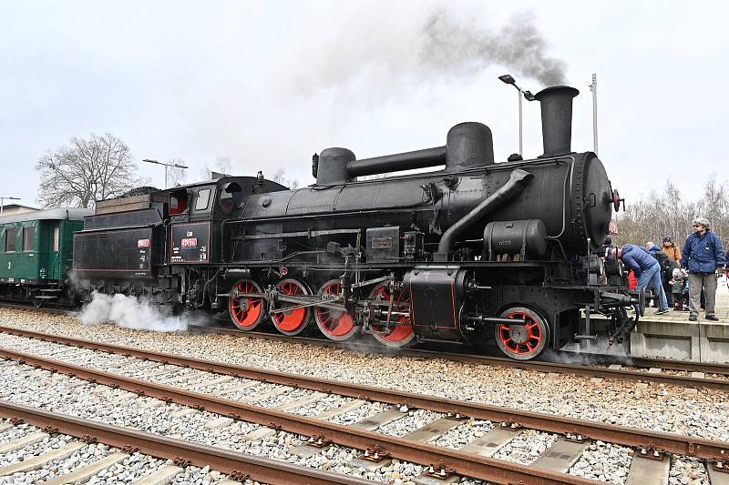 Parní vlak přivezl do Týnce i Mikulášovu družinu.