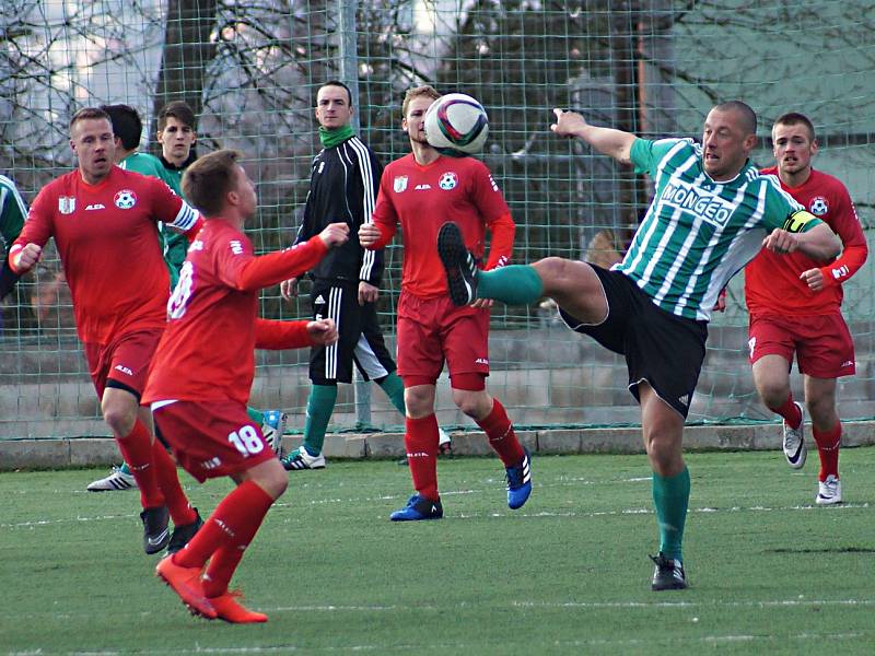 Zkušený a bývalý ligový fotbalista Miroslav Slepička (v zelenobílém) se proti Voticím neprosadil.