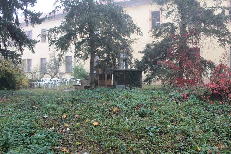 Místem vhodným pro přespávání bezdomovců se stala také zahrada u piaristické koleje.