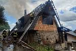 Z požáru rodinného domu v obci Kaliště v pátek 6. srpna 2021.