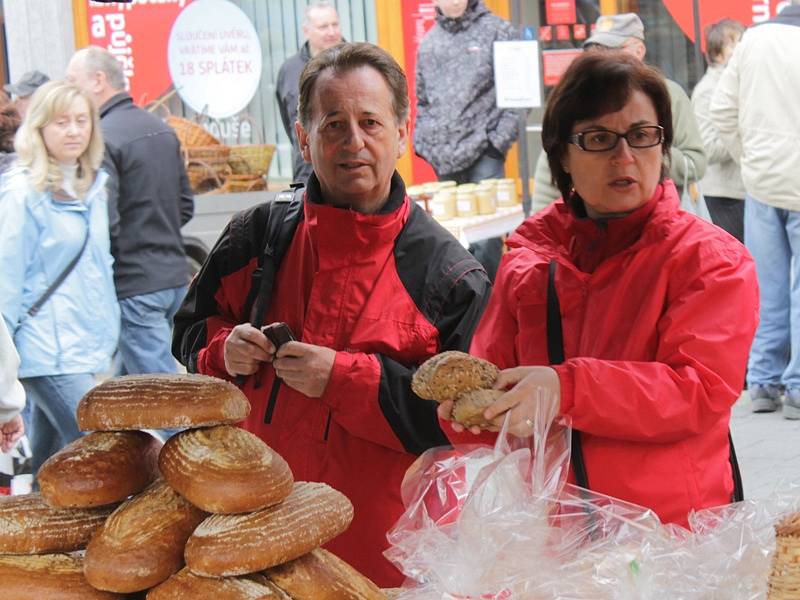 Na benešovském Masarykově náměstí si návštěvníci mohli vybrat velikonoční i běžné jarmareční zboží ve více než čytřiceti stáncích.