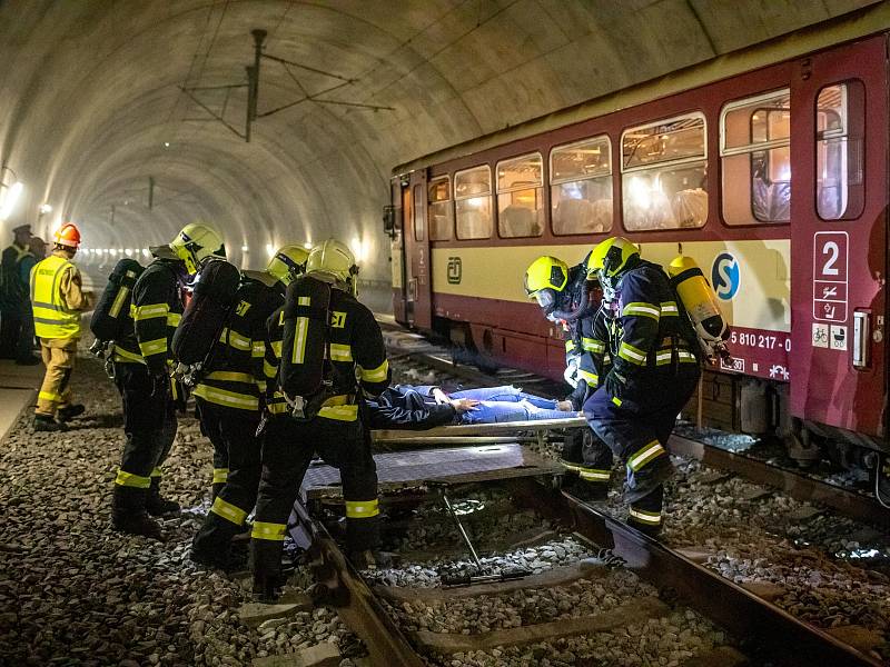 Cvičení IZS ve votickém železničním tunelu.