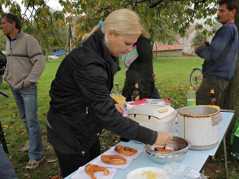 Budenínští dobrovolní hasiči nejen volili, ale také lovili. U pečených kaprů se sešla snad celá ves.