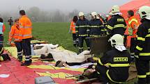 Složky Integrovaného záchranného systému v pátek 5. května nacvičovaly u Bořeňovic na Benešovsku záchranu zraněných z havarovaného autobusu.