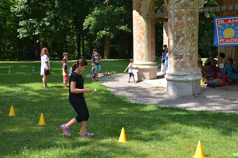 Děti si u Čínského pavilonu vyzkoušely nejen lanovou dráhu, ale také různé soutěžní disciplíny či netradiční bubny.