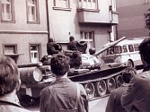 Ruský tank přijíždí v roce 1968 do Vlašimi ulicí Na Valech.